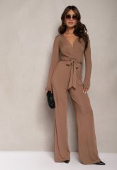 Jasnobrązowy Kombinezon z Kopertowym Dekoltem Ivemie. Brązowe sukienki damskie Renee, na co dzień, l, bez wzorów, eleganckie, bez kołnierzyka, bez ramiączek, kopertowe. Za 79.99 zł.