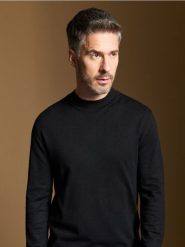 Sweter z półgolfem - czarny. Czarne swetry męskie Sinsay, l, bez wzorów, z dzianiny, bez kołnierzyka, bez ramiączek. W wyprzedaży za 29.99 zł.