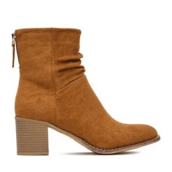 Botki JENNY. Brązowe botki damskie Jenny, bez wzorów, bez obcasa, na słupku, bez zapięcia. Za 159.99 zł.