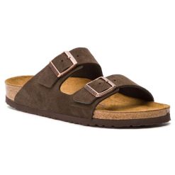 Klapki Birkenstock. Brązowe klapki damskie Birkenstock, bez wzorów, bez obcasa, bez zapięcia. Za 599.99 zł.