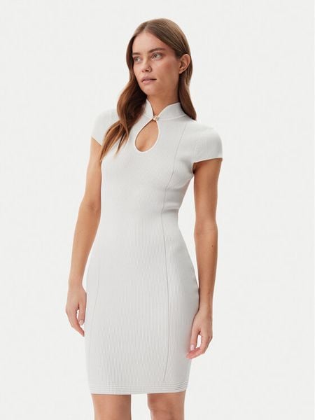 Guess Sukienka dzianinowa W5GK46 Z3L10 Écru Slim Fit. Sukienki damskie Guess, l, z aplikacjami, z dzianiny, bez kołnierzyka, bez ramiączek. Za 259.99 zł.