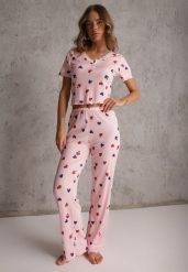 Różowy Elastyczny Komplet Piżamowy w Serduszka Spodnie i Top Isle. Czerwone piżamy damskie Renee, bez wzorów, z materiału, bez ramiączek. Za 79.99 zł.