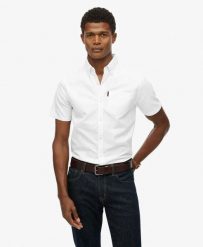Superdry Koszula Oxford krótkiego rękawa z bawełny organicznej. Białe koszule damskie Superdry, m, bez wzorów, z bawełny, casualowe, bez kołnierzyka, bez ramiączek. Za 279.65 zł.