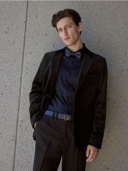 Marynarka slim fit - czarny. Czarne garnitury męskie Reserved, l, bez wzorów, z tkaniny, bez kołnierzyka, bez ramiączek. Za 299.99 zł.