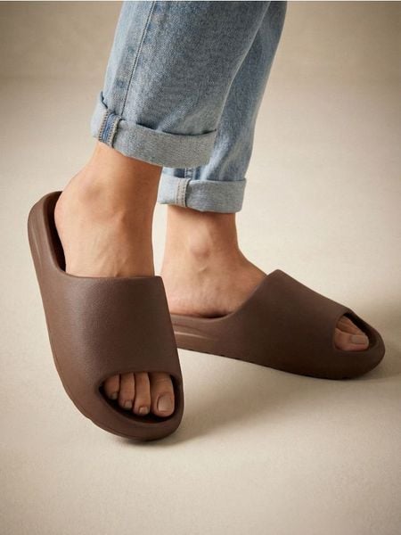 Klapki basic - brązowy. Brązowe klapki damskie Sinsay, bez wzorów, bez obcasa, bez zapięcia. Za 29.99 zł.