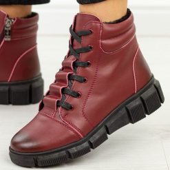 Bordowe skórzane botki damskie na traperze T.Sokolski Z25-250. Czerwone botki damskie Sokolski, na jesień, bez wzorów, ze skóry, eleganckie, z okrągłym noskiem, bez obcasa, na platformie, bez zapięcia. Za 269.00 zł.