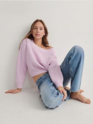 Sweter z drobnym splotem - lawendowy. Fioletowe swetry nierozpinane damskie Reserved, l, bez wzorów, z dzianiny, bez kołnierzyka, bez ramiączek. W wyprzedaży za 45.99 zł.