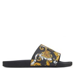 Klapki Versace Jeans Couture. Czarne klapki damskie Versace Jeans Couture, bez wzorów, z jeansu, bez obcasa, bez zapięcia. Za 319.99 zł.