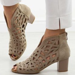 J. Brązowe sandały damskie na obcasie z zakrytą piętą M.Daszyński 1954-15. Brązowe sandały damskie M.Daszyński, w ażurowe wzory, z zamszu, bez obcasa, na obcasie, bez zapięcia. W wyprzedaży za 152.15 zł.