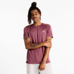 Koszulka męska New Balance MT41222FDP – fioletowa. Fioletowe koszulki sportowe męskie New Balance, l, bez wzorów, z materiału, bez ramiączek, do biegania. Za 99.99 zł.