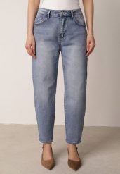 Niebieskie Klasyczne Jeansy Mom Fit z Wysokim Stanem z Bawełny Charvielle. Niebieskie jeansy damskie Born2be, bez wzorów, z bawełny, eleganckie, z podwyższonym stanem, plus size, krótkie. Za 109.99 zł.