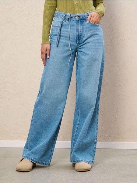 Jeansy z paskiem - niebieski. Niebieskie jeansy damskie Sinsay, bez wzorów, z jeansu. W wyprzedaży za 55.99 zł.