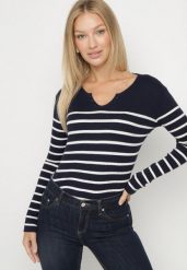 Granatowa Bluzka z Bawełną w Paski Ozdobiona Guzikami Gelvila. Niebieskie bluzki damskie Born2be, s, bez wzorów, z bawełny, bez kołnierzyka, bez ramiączek. Za 59.99 zł.