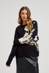 Wzorzysty sweter o luźnym fasonie czarny. Czarne swetry nierozpinane damskie MOODO, l, bez wzorów, z elastanu, bez kołnierzyka, bez ramiączek. W wyprzedaży za 59.99 zł.
