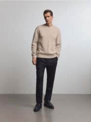 Sweter o strukturalnym splocie z wełną - beżowy. Brązowe swetry męskie Reserved, l, bez wzorów, z dzianiny, bez kołnierzyka, bez ramiączek. W wyprzedaży za 129.99 zł.