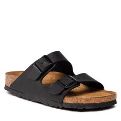 Klapki Birkenstock. Czarne klapki damskie Birkenstock, bez wzorów, bez obcasa, bez zapięcia. Za 449.99 zł.