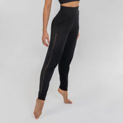 Spodnie do tańca nowoczesnego damskie Starever. Czarne szorty damskie DOMYOS, bez wzorów, z elastanu, sportowe. Za 119.99 zł.