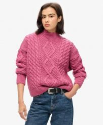 Superdry Sweter Polo z Splotem Aran – Papaya Pink. Czerwone swetry męskie Superdry, z aplikacjami, z materiału, eleganckie, bez kołnierzyka, bez ramiączek. Za 384.00 zł.