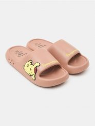 Piankowe klapki PomPomPurin - brązowy. Brązowe klapki damskie Sinsay, bez wzorów, bez obcasa, bez zapięcia. Za 25.99 zł.