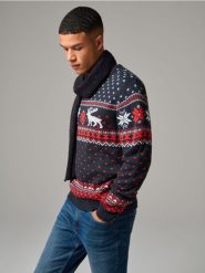 Sweter z motywem świątecznym - granatowy. Niebieskie swetry męskie Sinsay, l, bez wzorów, wizytowe, bez kołnierzyka, bez ramiączek. Za 69.99 zł.