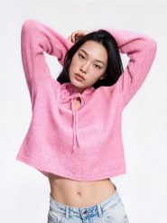 Sweter z domieszką wełny - brudny róż. Czerwone swetry nierozpinane damskie Reserved, l, bez wzorów, z dzianiny, bez kołnierzyka, bez ramiączek. Za 119.99 zł.