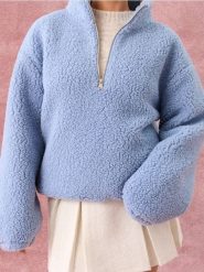 Bluza sherpa ze stójką na zamek - niebieski. Niebieskie bluzy damskie Sinsay, l, bez wzorów, z polaru, bez ramiączek, bez kaptura. Za 69.99 zł.