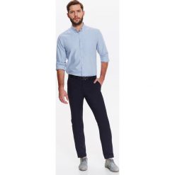 SPODNIE MĘSKIE REGULARNE ZE STRUKTURALNEJ TKANINY. Eleganckie spodnie męskie TOP SECRET, bez wzorów, z tkaniny, eleganckie. W wyprzedaży za 69.99 zł.