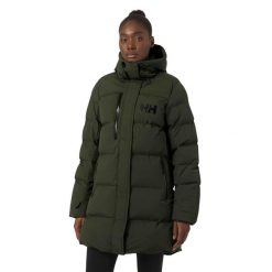 Płaszcz zimowy damski Helly Hansen Adore Puffy Parka. Zielone parki damskie Helly Hansen, na zimę, s, bez wzorów, z kapturem. Za 959.99 zł.