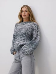 Sweter z obniżoną linią ramion - szary. Szare swetry nierozpinane damskie Reserved, l, bez wzorów, z dzianiny, bez kołnierzyka, bez ramiączek. Za 139.99 zł.