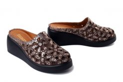 Artiker Relaks 58C2835 brązowy, klapki damskie. Brązowe klapki damskie Artiker Relaks, na lato, bez wzorów, bez obcasa, na koturnie, bez zapięcia. Za 219.90 zł.
