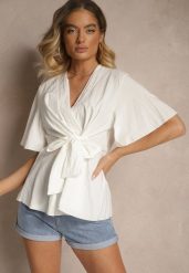 Biała Bluzka z Wiskozą Kopertowym Dekoltem i Ozdobnym Supełkiem Lioriva. Białe bluzki damskie Renee, z aplikacjami, z jeansu, eleganckie, bez kołnierzyka, bez ramiączek. Za 49.99 zł.