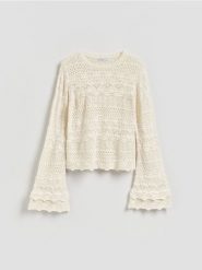 Ażurowy sweter z bawełną - kremowy. Białe swetry nierozpinane damskie Reserved, l, w ażurowe wzory, z bawełny, bez kołnierzyka, bez ramiączek. Za 129.99 zł.