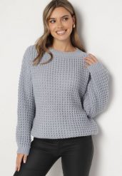 Jasnoniebieski Sweter z Dodatkiem Wiskozy i Ozdobnym Splotem Riavellea. Niebieskie swetry nierozpinane damskie Born2be, bez wzorów, z jeansu, biznesowe, bez kołnierzyka, bez ramiączek. Za 64.99 zł.