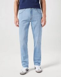 WRANGLER MĘSKIE SPODNIE REGULAR FIT DESERT OASIS 112351219 W154017980. Niebieskie jeansy męskie Wrangler, na lato, z bawełny, eleganckie. Za 189.99 zł.