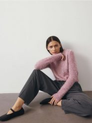 Sweter z metaliczną nitką - różowy. Czerwone swetry nierozpinane damskie Reserved, l, bez wzorów, z dzianiny, bez kołnierzyka, bez ramiączek. W wyprzedaży za 99.99 zł.