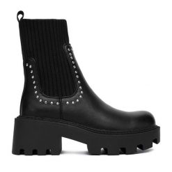 Botki DeeZee. Czarne botki damskie DeeZee, bez wzorów, bez obcasa, na słupku, bez zapięcia. Za 219.99 zł.