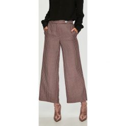 Only - Spodnie Mara. Czerwone spodnie materiałowe damskie ONLY, bez wzorów, z poliesteru, casualowe, z podwyższonym stanem. W wyprzedaży za 159.90 zł.