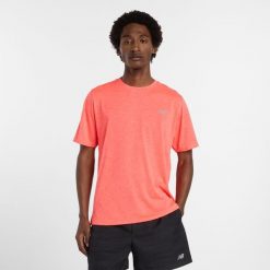 Koszulka męska New Balance MT41253URR – pomarańczowa. Brązowe koszulki sportowe męskie New Balance, m, bez wzorów, z materiału, bez ramiączek, na fitness i siłownię. Za 199.99 zł.