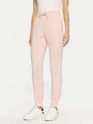 Guess Spodnie dresowe V2YB18 K7UW2 Różowy Regular Fit. Czerwone spodnie dresowe damskie Guess, z aplikacjami, z dresówki. Za 239.99 zł.