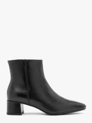 Czarne botki ze skóry licowej. Czarne botki damskie Ryłko, bez wzorów, ze skóry, bez obcasa, na obcasie, bez zapięcia. Za 449.99 zł.