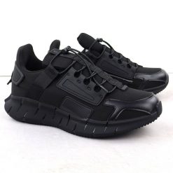 Buty sportowe męskie czarne McArthur MC4. Czarne buty sportowe męskie McArthur, bez wzorów, ze skóry ekologicznej, bez zapięcia, trekkingowe. Za 94.50 zł.