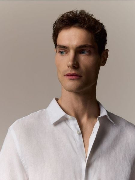 Lniana koszula slim fit - biały. Białe koszule męskie Reserved, l, bez wzorów, z tkaniny, bez kołnierzyka, bez ramiączek. W wyprzedaży za 119.99 zł.