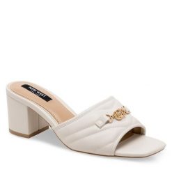 Klapki Nine West. Białe klapki damskie Nine West, bez wzorów, bez obcasa, bez zapięcia. Za 229.99 zł.