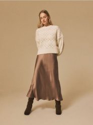 Sweter w ażurowy wzór - kremowy. Białe swetry nierozpinane damskie Reserved, l, w ażurowe wzory, z dzianiny, bez kołnierzyka, bez ramiączek. W wyprzedaży za 69.99 zł.