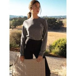 Sweter z dzianiny z logo dla kobiet PS of Sweden. Szare swetry nierozpinane damskie PS OF SWEDEN, na zimę, bez wzorów, z dzianiny, bez kołnierzyka, bez ramiączek. Za 570.50 zł.