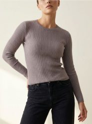 Klasyczny prążkowany sweter - beżowy. Brązowe swetry nierozpinane damskie Sinsay, l, bez wzorów, prążkowane, klasyczne, bez kołnierzyka, bez ramiączek. Za 29.99 zł.