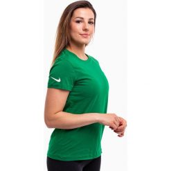 Koszulka treningowa damska Nike Park 20. Zielone bluzki damskie Nike, xs, bez wzorów, sportowe, bez kołnierzyka, bez ramiączek. Za 70.99 zł.