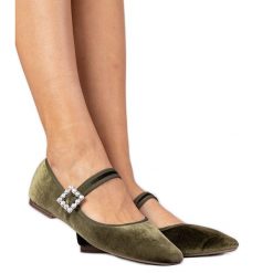 Zielone damskie balerinki welurowe z klamrą. Zielone balerinki damskie bez wzorów, z tworzywa sztucznego, eleganckie, bez obcasa, na obcasie, bez zapięcia. Za 77.42 zł.