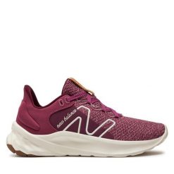 Buty do biegania New Balance. Czerwone obuwie sportowe damskie New Balance, bez wzorów, bez zapięcia, do biegania. Za 339.99 zł.