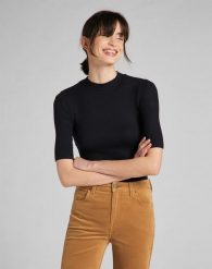 LEE RIBBED SS TEE DAMSKA BLUZKA KRÓTKI RĘKAW BLACK L40IRD01 112140008. Czarne bluzki damskie Lee, l, bez wzorów, bez kołnierzyka, bez ramiączek. Za 129.99 zł.